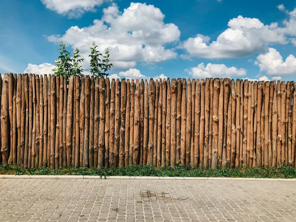 Mavi bulutlu gökyüzünün arka planında ahşap çit