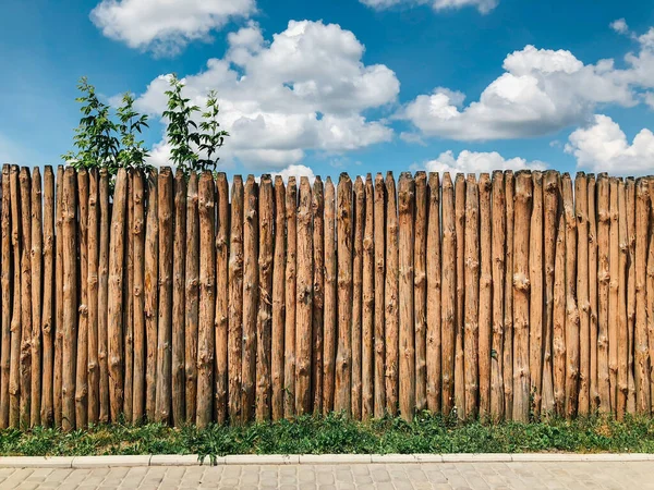 Mavi bulutlu gökyüzünün arka planında ahşap çit