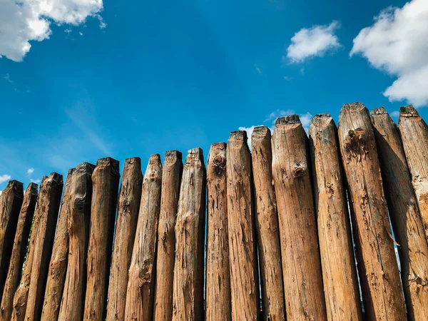Kerítés Hátterében Kék Felhős — Stock Fotó