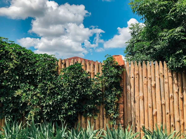 Wooden Fence Background Blue Cloudy Sky — Stock Photo, Image