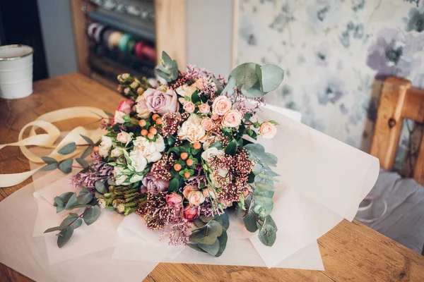 Bouquet Flowers Stands Table — Stock Photo, Image