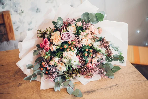 Bouquet Fleurs Debout Sur Table — Photo