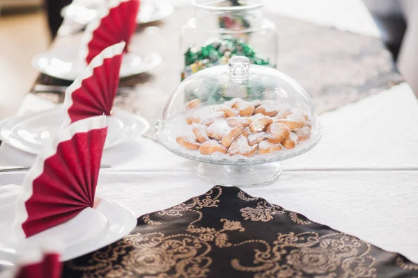 Festive Serving Table Dishes Tablecloth — Fotografia de Stock