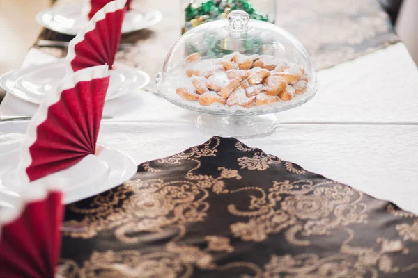 Festive Serving Table Dishes Tablecloth — 스톡 사진