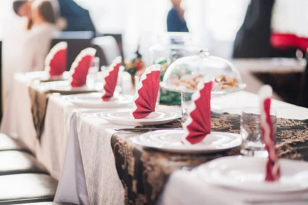 Festive Serving Table Dishes Tablecloth — ストック写真