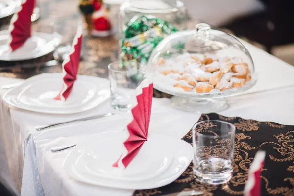 Festive Serving Table Dishes Tablecloth — 스톡 사진