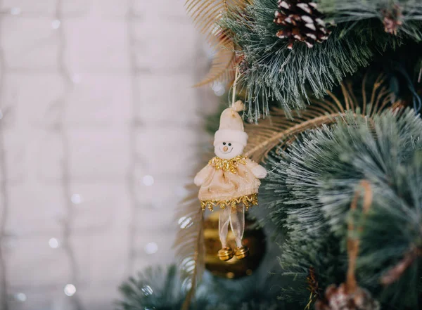 Noel ve Yeni Yıl tatili geçmişi. Dairenin içinde kış mevsimi ağacı