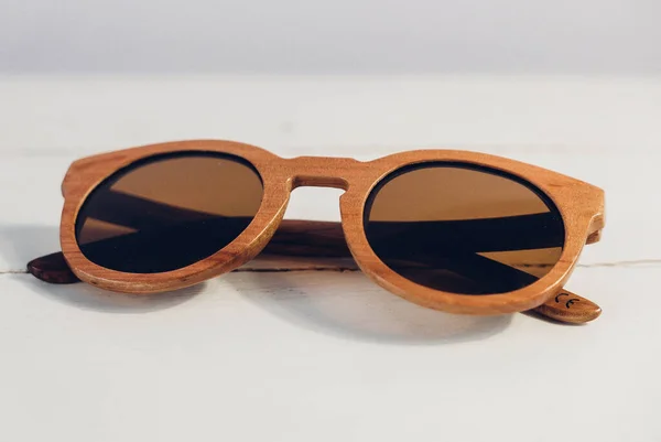 Mode Solglasögon Trä Träbord Vintage Färg Stil — Stockfoto