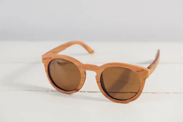 Mode Solglasögon Trä Träbord Vintage Färg Stil — Stockfoto