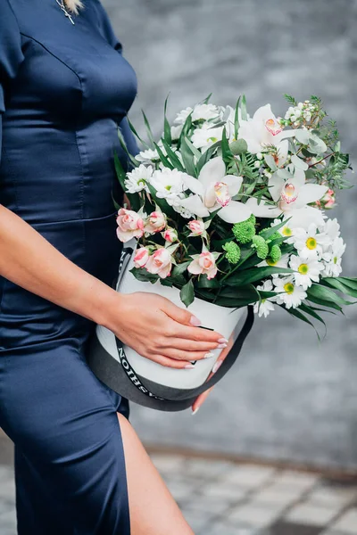 Femme Tient Des Fleurs Délicat Bouquet Fleurs Dans Une Boîte Images De Stock Libres De Droits