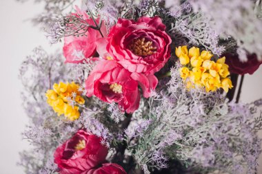 Klasik dekoratif çiçekler, kapalı çekim.