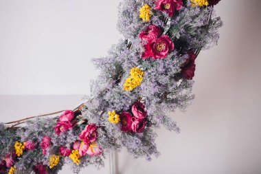 Klasik dekoratif çiçekler, kapalı çekim.