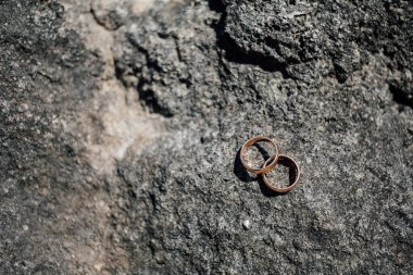 Altın alyanslar taşın üstünde, yakın çekim. 