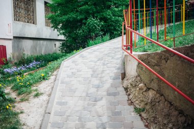 Gündüz vakti şehir parkında yürüyüş yolu taşları 