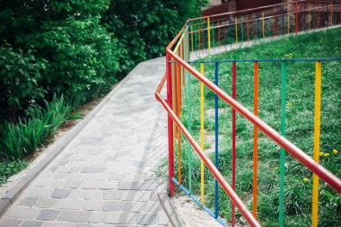 Gündüz vakti şehir parkında yürüyüş yolu taşları 