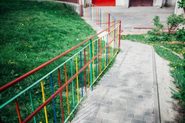 Gündüz vakti şehir parkında yürüyüş yolu taşları 