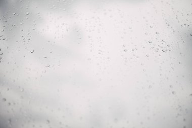 Sisli cam dokusuna bir sürü su damlası, soyut bir arka plan. 