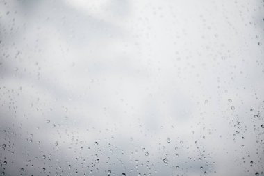 Sisli cam dokusuna bir sürü su damlası, soyut bir arka plan. 