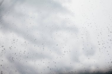 Sisli cam dokusuna bir sürü su damlası, soyut bir arka plan. 