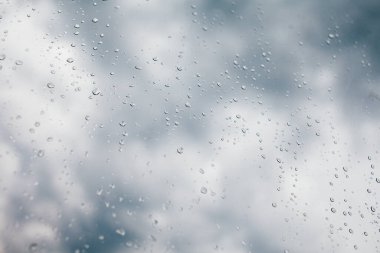 Sisli cam dokusuna bir sürü su damlası, soyut bir arka plan. 