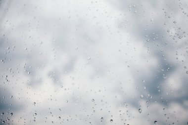 Sisli cam dokusuna bir sürü su damlası, soyut bir arka plan. 