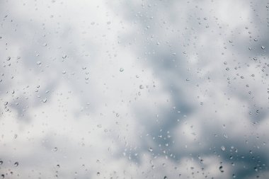 Sisli cam dokusuna bir sürü su damlası, soyut bir arka plan. 