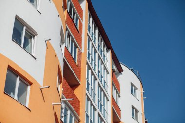Güneşli bir günde modern apartman binaları. Modern bir apartmanın cephesi