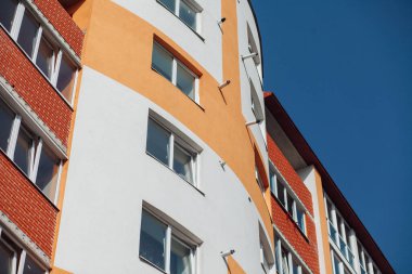 Güneşli bir günde modern apartman binaları. Modern bir apartmanın cephesi