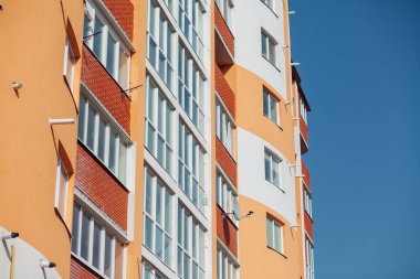 Güneşli bir günde modern apartman binaları. Modern bir apartmanın cephesi