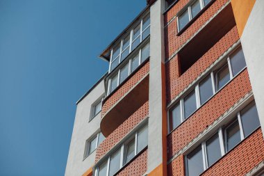 Güneşli bir günde modern apartman binaları. Modern bir apartmanın cephesi