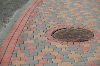 Demir kanalizasyon kapağı ya da bir caddeye dere kapağı atın.