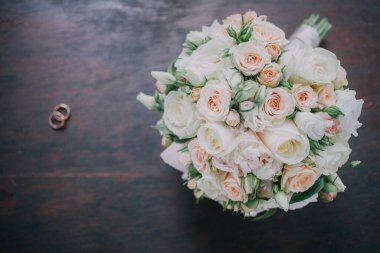 Çiçekli alyanslar.