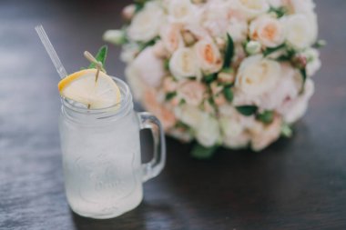 Ahşap arka planda taze buzlu meyve içecekleri, yakın plan. 