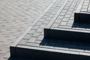 Değişik renklerde taş yontmalar, gündüz vakti yakın çekim. 