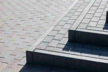 Değişik renklerde taş yontmalar, gündüz vakti yakın çekim. 