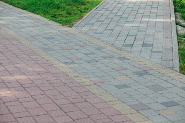 Gündüz vakti şehir parkında yürüyüş yolu taşları 