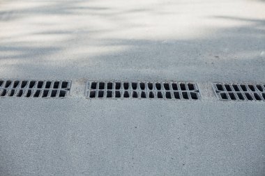 Bardaktan boşanırcasına yağmur yağıyor. 