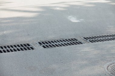 Bardaktan boşanırcasına yağmur yağıyor. 