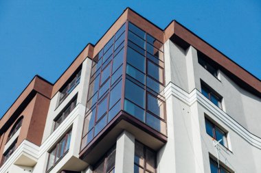 Güneşli bir günde modern apartman binaları. Modern bir apartmanın cephesi
