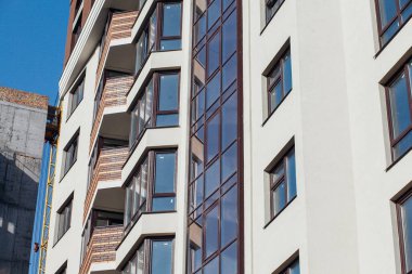 Güneşli bir günde modern apartman binaları. Modern bir apartmanın cephesi