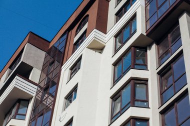 Güneşli bir günde modern apartman binaları. Modern bir apartmanın cephesi