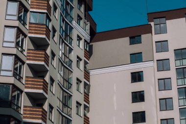 Güneşli bir günde modern apartman binaları. Modern bir apartmanın cephesi