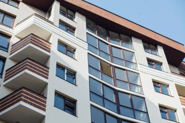 Güneşli bir günde modern apartman binaları. Modern bir apartmanın cephesi