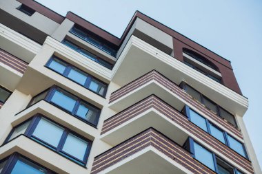 Güneşli bir günde modern apartman binaları. Modern bir apartmanın cephesi