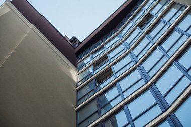 Güneşli bir günde modern apartman binaları. Modern bir apartmanın cephesi