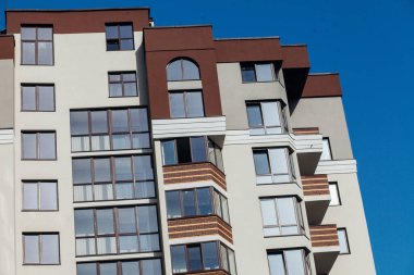 Güneşli bir günde modern apartman binaları. Modern bir apartmanın cephesi