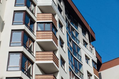 Güneşli bir günde modern apartman binaları. Modern bir apartmanın cephesi