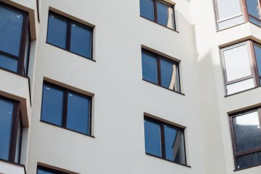 Güneşli bir günde modern apartman binaları. Modern bir apartmanın cephesi