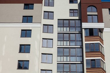 Güneşli bir günde modern apartman binaları. Modern bir apartmanın cephesi