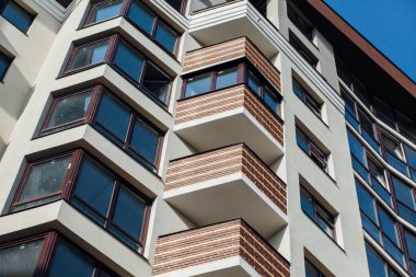 Güneşli bir günde modern apartman binaları. Modern bir apartmanın cephesi